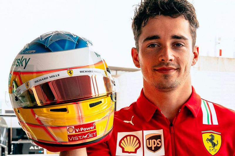 Casco con diseño especial de Charles Leclerc, Ferrari para el GP de Francia