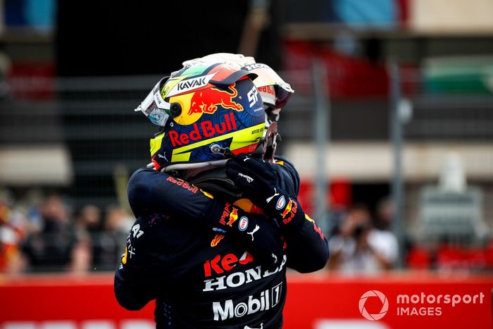 Ganador Max Verstappen, Red Bull Racing y el segundo lugar Sergio Pérez, Red Bull Racing celebran en Parc Ferme