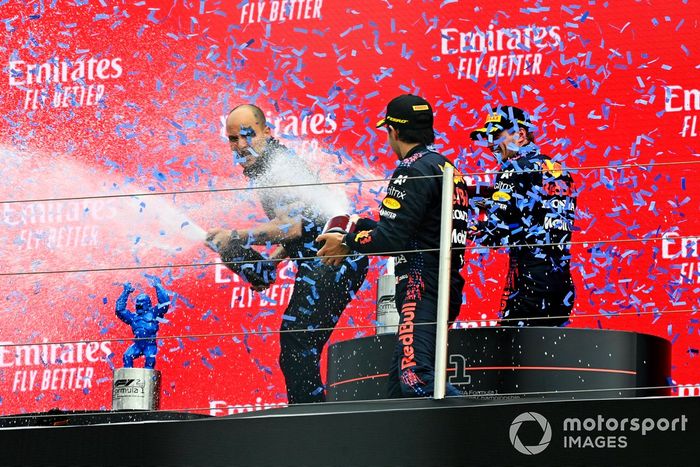Podio: Gianpiero Lambiase, Ingeniero de carreras de Red Bull Racing, tercer lugar Sergio Pérez, Red Bull Racing, y ganador de la carrera Max Verstappen, Red Bull Racing