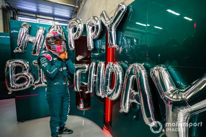 Sebastian Vettel, Aston Martin, en el garaje celebra su cumpleaños
