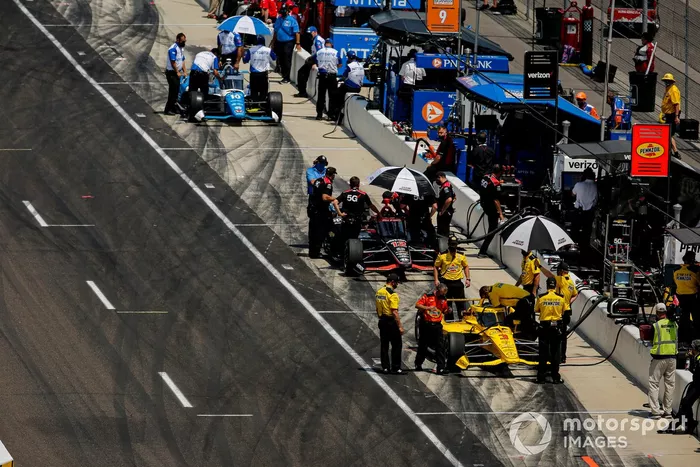 Scott McLaughlin, Team Penske Chevrolet, Will Power, Team Penske Chevrolet, Alex Palou, Chip Ganassi Racing Honda en pit road