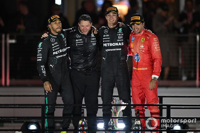 Lewis Hamilton, Mercedes-AMG F1 Team, 2. miejsce, delegat z trofeum Mercedesa, George Russell, Mercedes-AMG F1 Team, 1. miejsce, Carlos Sainz, Scuderia Ferrari, 3. miejsce, na podium
