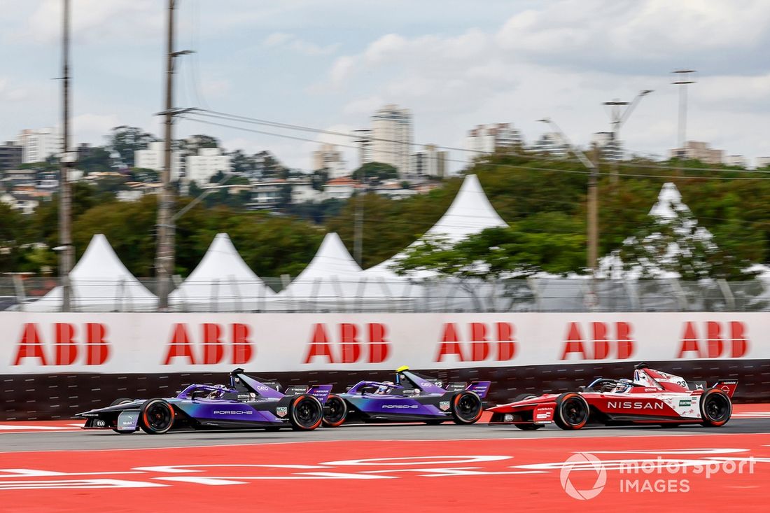 Pascal Wehrlein TAG Heuer Porsche Formula E Team Porsche 99X Electric Gen3 lucha Antonio Felix da Costa TAG Heuer Porsche Formula E Team Porsche 99X Electric Gen3 Oliver Rowland pilotando el