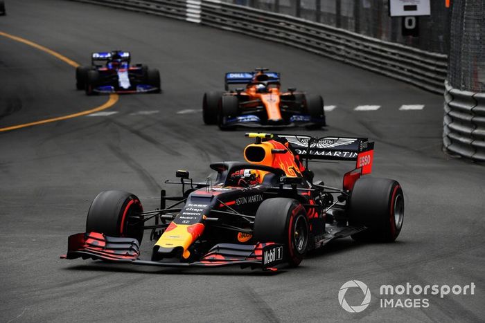 Pierre Gasly, Red Bull Racing RB15, Carlos Sainz Jr., McLaren MCL34, y Daniil Kvyat, Toro Rosso STR14