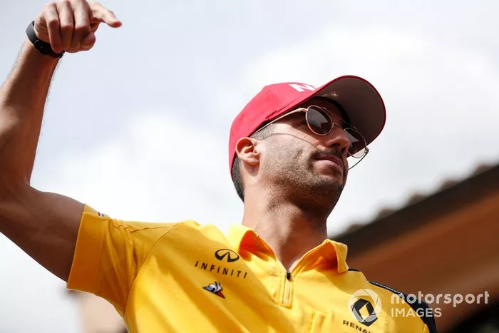 Daniel Ricciardo, Renault F1 Team con una gorra  roja en homenaje a Niki Lauda