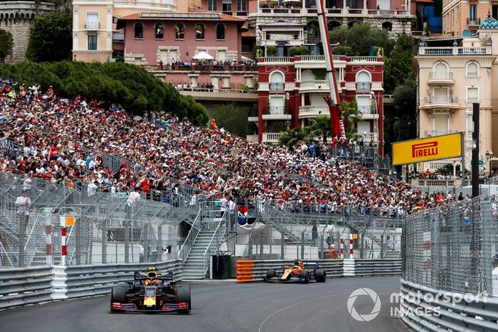 Pierre Gasly, Red Bull Racing RB15,  Carlos Sainz Jr., McLaren MCL34