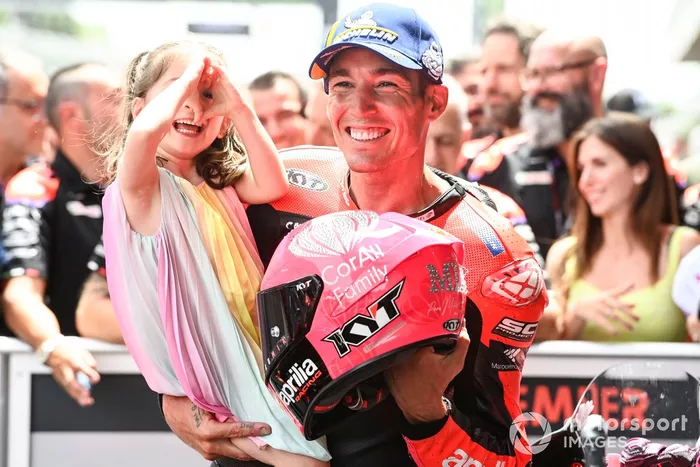 Polesitter Aleix Espargaro, Aprilia Racing, mit Tochter Mia
