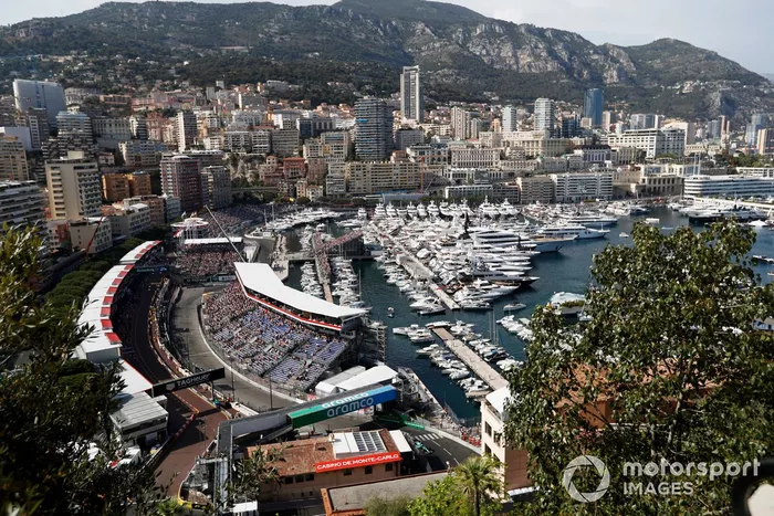 Una vista del puerto y de las tribunas