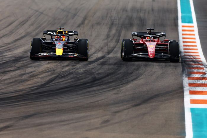 Max Verstappen, Red Bull Racing RB18 adelanta a Charles Leclerc, Ferrari F1-75