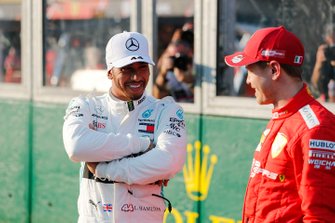 Le poleman Lewis Hamilton, Mercedes AMG F1 et Sebastian Vettel, Ferrari dans le Parc Fermé