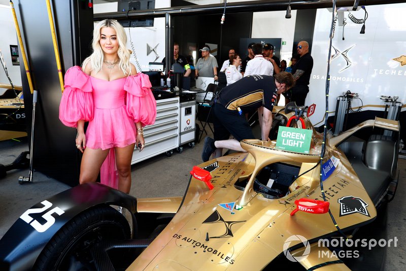 La cantante Rita Ora nel garage TECHEETAH