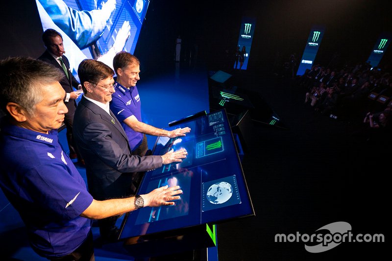 Lin Jarvis, director de Yamaha Factory Racing, Kouichi Tsuji, Presidente de Yamaha Motor Racing, Mitch Covington, vicepresidente de marketing de Monster Energy