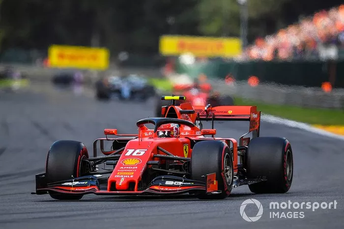 Charles Leclerc, Ferrari SF90, precede Sebastian Vettel, Ferrari SF90