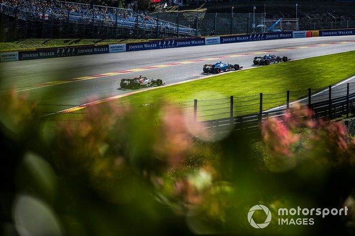 Pierre Gasly, Toro Rosso STR14, Robert Kubica, Williams FW42, y Kimi Raikkonen, Alfa Romeo Racing C38