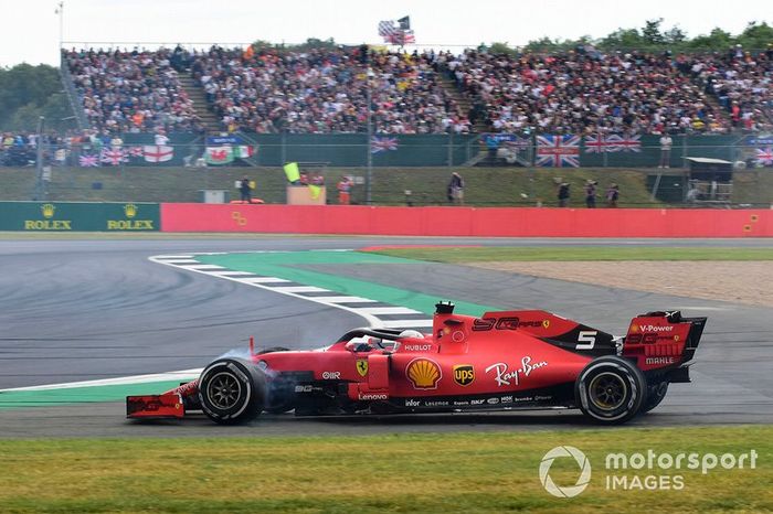 Sebastian Vettel, Ferrari SF90 choca por detrás a Max Verstappen, Red Bull Racing RB15 