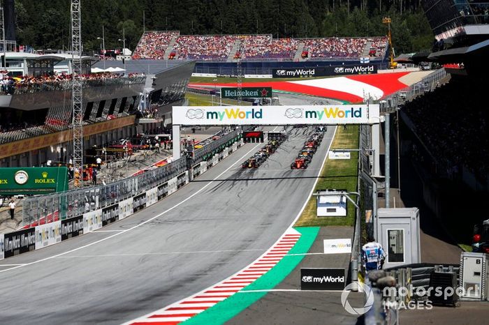 Arrancada Charles Leclerc, Ferrari SF90, y Max Verstappen, Red Bull Racing RB15