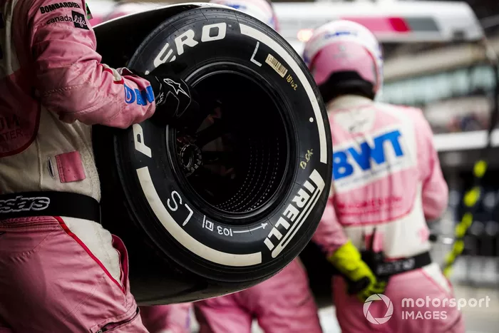 Mecánico de Racing Point con neumático Pirelli