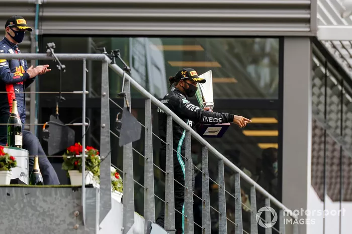 Podio: ganador Lewis Hamilton, Mercedes-AMG F1 y el tercer lugar Max Verstappen, Red Bull Racing