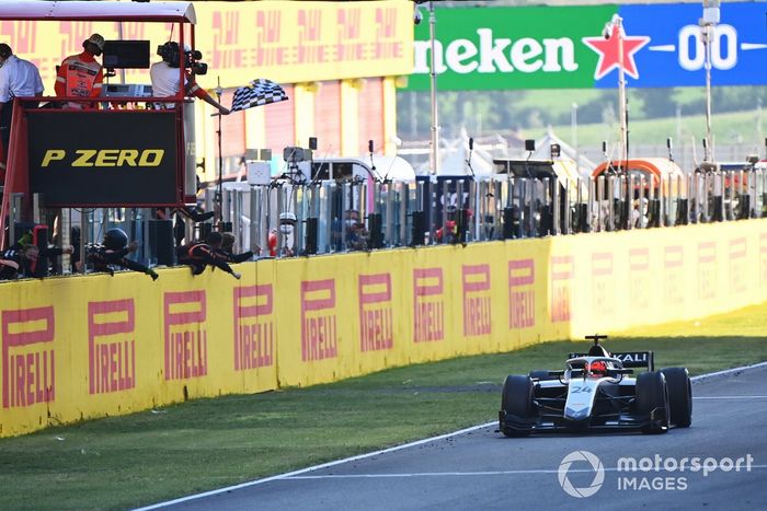 Nikita Mazepin, Gran Premio Hitech, toma la bandera a cuadros para la victoria