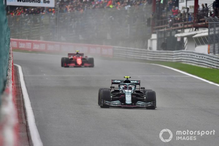 Sebastian Vettel, Aston Martin AMR21, Carlos Sainz Jr., Ferrari SF21