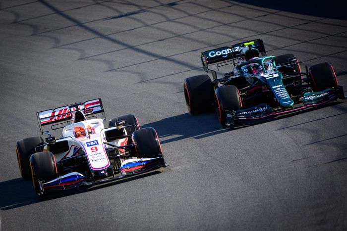 Nikita Mazepin, Haas VF-21, Sebastian Vettel, Aston Martin AMR21