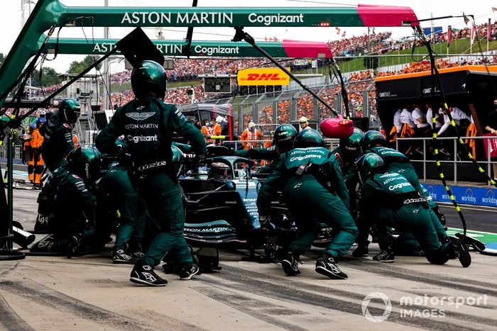 Sebastian Vettel, Aston Martin AMR21, hace una parada en pits