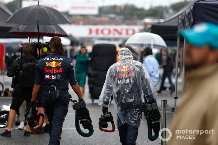Los mecánicos de Red Bull en la parrilla