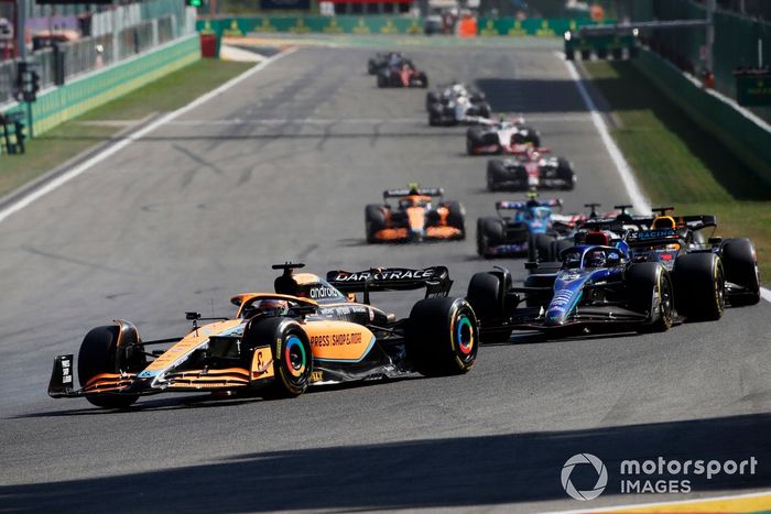 Daniel Ricciardo, McLaren MCL36, Alex Albon, Williams FW44, Max Verstappen, Red Bull Racing RB18