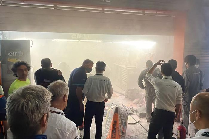 Fuego en el box del Marc VDS en Motegi 