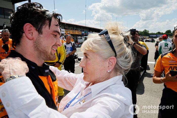 Patricio O'Ward, Arrow McLaren Chevrolet, ganador, celebración con Judy Dominick de Chevrolet
