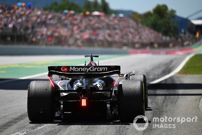 Kevin Magnussen, Haas VF-24, sale del pit lane