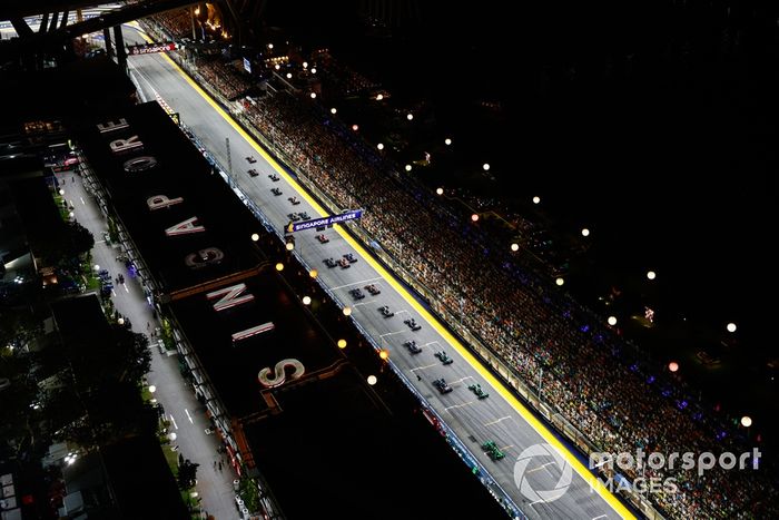 Lando Norris, McLaren MCL38, Max Verstappen, Red Bull Racing RB20, Lewis Hamilton, Mercedes F1 W15, George Russell, Mercedes F1 W15, el resto de la parrilla en la salida.