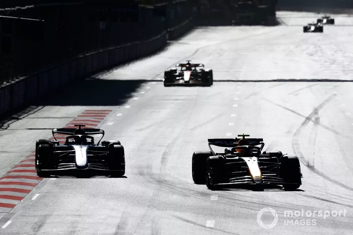 Sergio Pérez, Red Bull Racing RB20, George Russell, Mercedes F1 W15