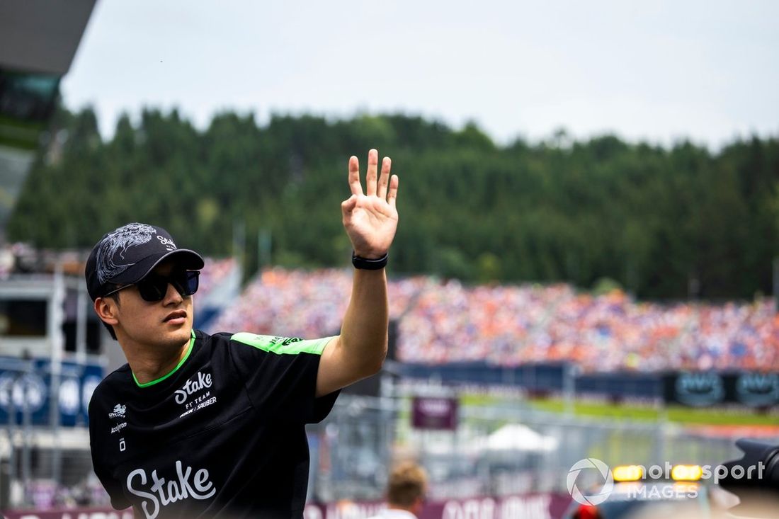 Zhou Guanyu, Stake F1 Team Kick Sauber, podczas parady kierowców