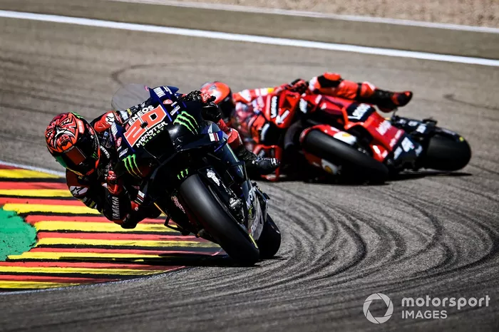 Fabio Quartararo, Yamaha Factory Racing,  y caída de Francesco Bagnaia, Ducati Team