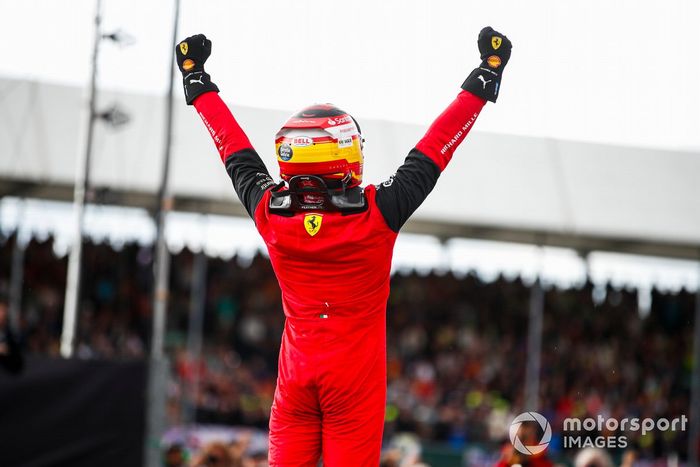 Ganador Carlos Sainz, Ferrari, celebra en Parc Ferme  