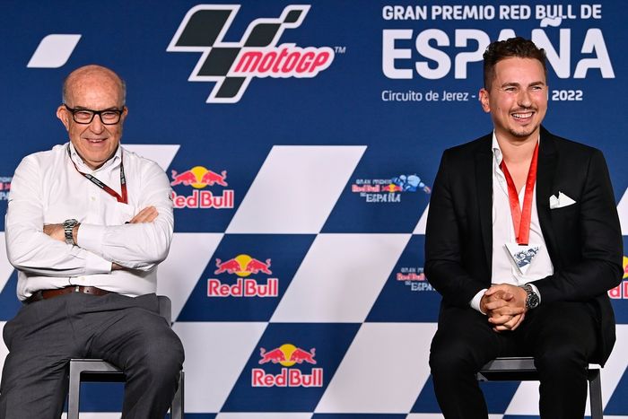 Carmelo Ezpeleta, CEO de Dorna Sports, y Jorge Lorenzo, leyenda de MotoGP
