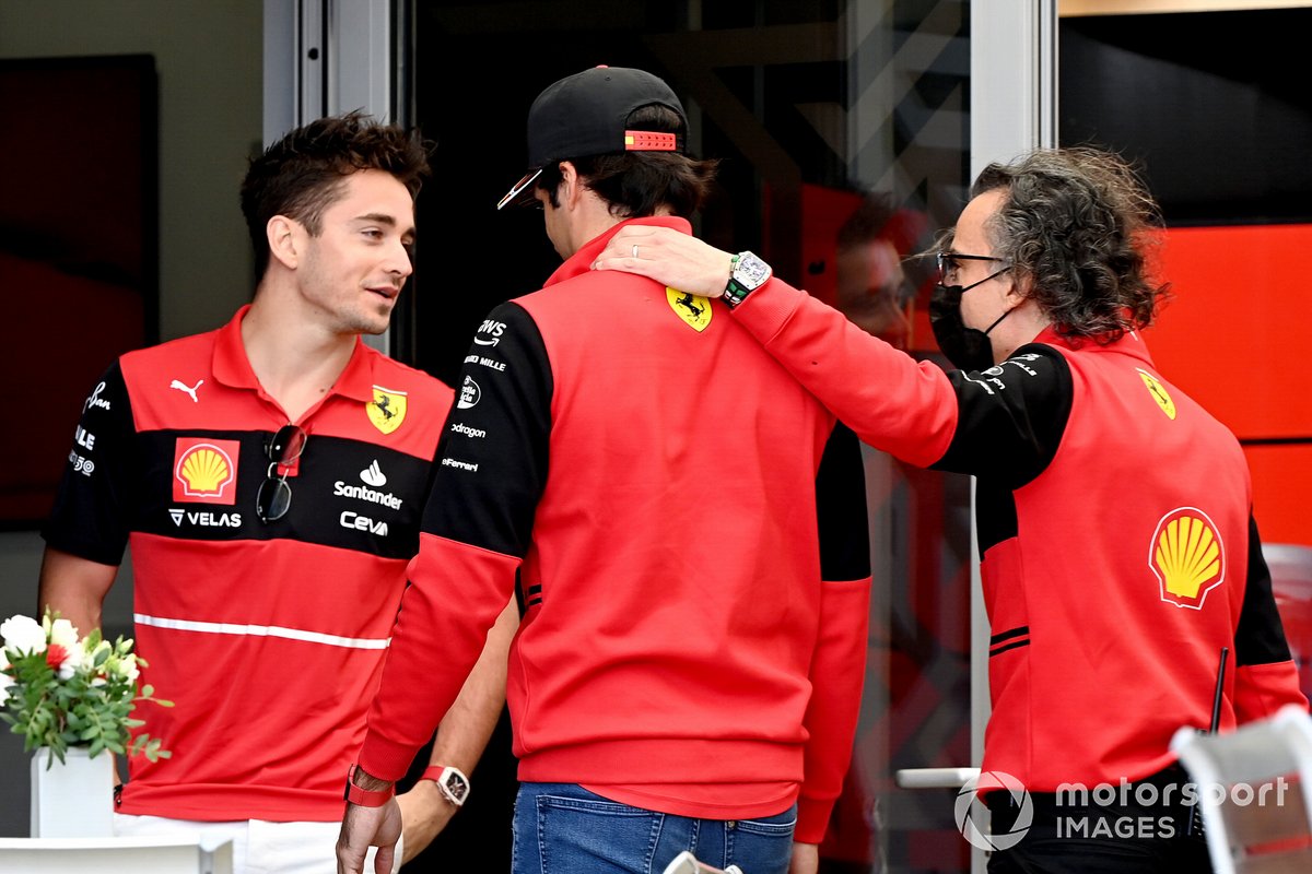 Carlos Sainz Jr., Charles Leclerc, pilotos de Ferrari, junto a Laurent Mekies, director deportivo de Ferrari.