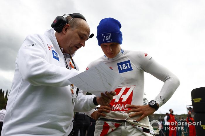Mick Schumacher, Haas F1 Team, con un ingeniero