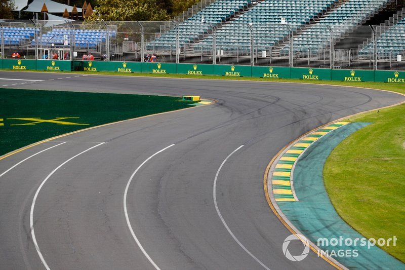 Pista vacía y gradas en la curva 1