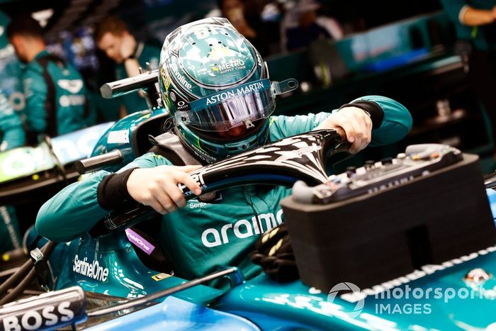 Lance Stroll, Aston Martin F1 Team, se prepara en el garaje 