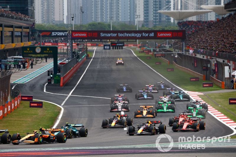 Lewis Hamilton, Mercedes F1 W15, Lando Norris, McLaren MCL38, Fernando Alonso, Aston Martin AMR24, Max Verstappen, Red Bull Racing RB20, il resto dello schieramento alla partenza della Sprint