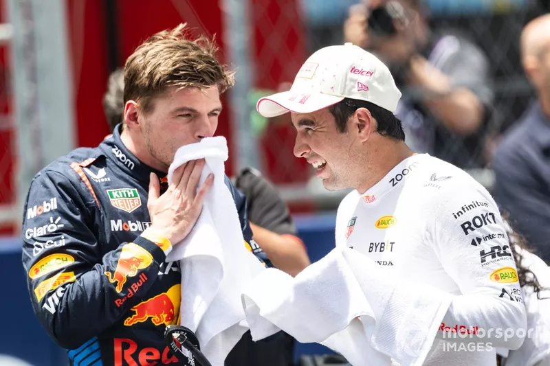 Max Verstappen, Red Bull Racing, vainqueur du sprint, Sergio Perez, Red Bull Racing, troisième, au Parc Ferme après le sprint.
