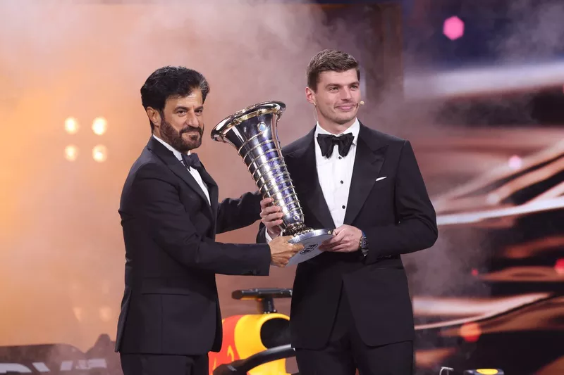 Max Verstappen, champion du monde de Formule 1, avec Mohammed Ben Sulayem, président de la FIA