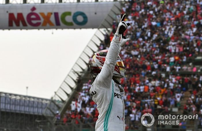 Lewis Hamilton, Mercedes AMG F1, primero, en Parc Fermé