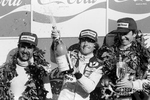 Podio: segundo lugar Carlos Reutemann, Lotus, ganador de la carrera Jacques Laffite, Ligier, tercer lugar John Watson, McLaren