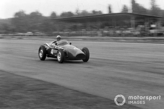 6 - (20 posiciones): Ron Flockhart, Connaught B Alta: 23º a 3º en el GP de Italia de 1956