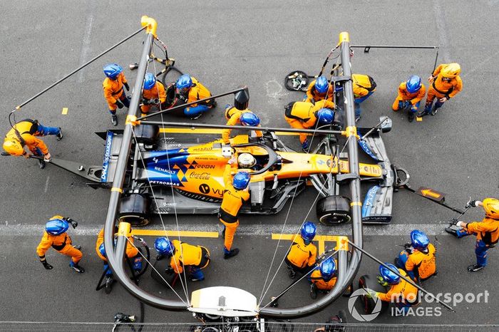 Lando Norris, McLaren MCL34, sufre problemas con su rueda delantera izquierda durante una parada en boxes