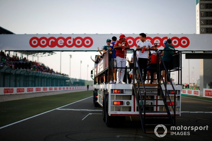 Carlos Sainz Jr., Ferrari, y Lando Norris, McLaren, charlan en el desfile de pilotos