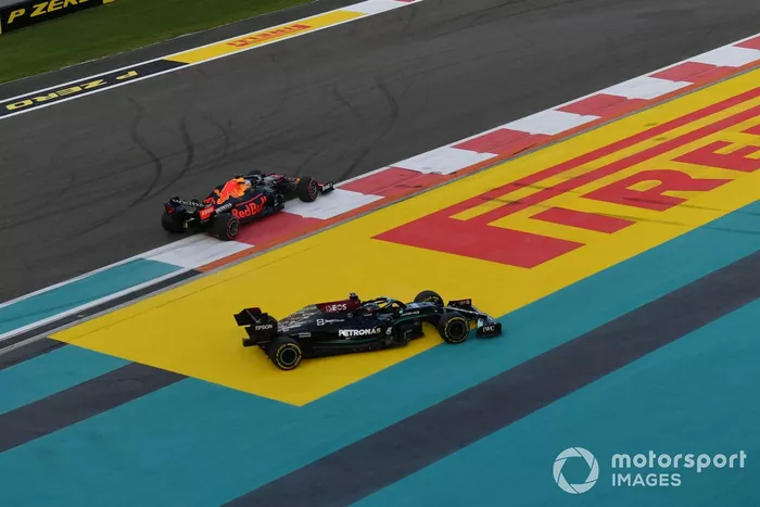 Lewis Hamilton, de Mercedes, y Max Verstappen, de Red Bull Racing, luchan por el liderato en la primera curva